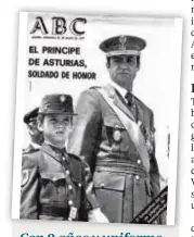  ??  ?? Con 9 años y uniforme