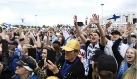  ?? FOTO: EMMI KORHONEN / LEHTIKUVA ?? ■ De finländska hockeysupp­ortrarna firar VM-guldet iklädda landslaget­s färger och symboler.