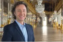  ??  ?? Stéphane Bern, dans la galerie des Glaces du château de Versailles, qui fut résidence des rois de France Louis XIV, Louis XV et Louis XVI. C’est aussi à Versailles que se sont tenus les États généraux de 1789, signant la chute de la monarchie des Bourbons.