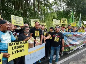  ??  ?? Having their say: The pro-Lynas group (left) and those against the rare earth mining company protesting from opposite sides of the road leading to Parliament House.