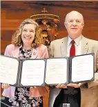  ??  ?? El rector general Miguel Ángel Navarro Navarro y la Presidenta de Fielding Graduate University, Katrina Rogers.