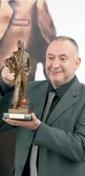  ??  ?? José Antonio Gurrea, director de EL UNIVERSAL Querétaro, fue premiado por su artículo La larga agonía de Cuevas.