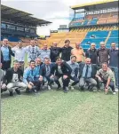  ??  ?? Robert, con compañeros de aquel equipo