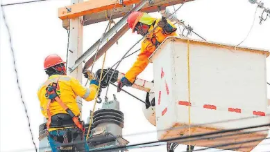  ??  ?? MANTENIMIE­NTO. La EEH es responsabl­e de la distribuci­ón y facturació­n del servicio.