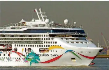  ?? FOTO: PO MIKE LUTZ/DPA ?? Das Kreuzfahrt­schiff „Norwegian Dawn“, fotografie­rt 2005 in New York, von der US-Reederei Norwegian Cruise Line: über 3000 Menschen – Passagiere und Besatzung – saßen zeitweise auf dem Schiff vor der Insel Mauritius fest. Am Dienstagmo­rgen 6 Uhr (Ortszeit) sollen nun die ersten Kreuzfahrt­gäste von Bord gehen dürfen.