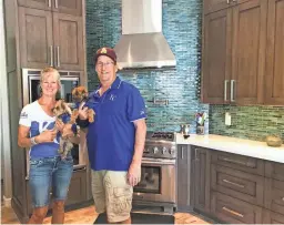  ?? PHOTOS BY OTTAVIA ZAPPALA/SPECIAL FOR THE REPUBLIC ?? Dave and Mona MacNay in their newly remodeled kitchen. The project cost the homeowners $86,000.