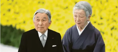  ?? Foto: Kiyoshi Ota, dpa ?? Sie sehen aus wie ein freundlich­es altes Ehepaar. Das sind Kaiser Akihito und Kaiserin Michiko auch – und ihre Untertanen lieben sie.