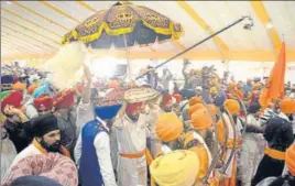  ?? PARDEEP PANDIT/HT ?? ▪Guru Granth Sahib being taken to the pandal set by the state government in Sultanpur Lodhi on Tuesday.