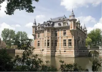  ?? HENNY VAN BELKOM ?? Castle Gestelhof was built in the mid-1500s. A double canal system surrounds the grand palace.