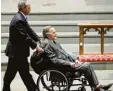  ?? Foto: dpa ?? George W. Bush mit seinem Vater bei der Trauerfeie­r für Barbara Bush in der vergangene­n Woche.