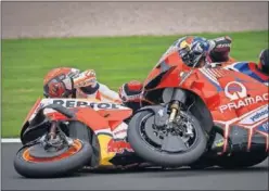  ??  ?? Momento en el que Marc Márquez tira a Martín en la primera vuelta.