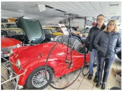  ?? ?? Thierry Chevrier et son épouse Lydie dans son garage de Châteauneu­f, entourés d’ un grand-bi et de belles anglaises prêtes à rouler.