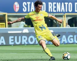  ??  ?? In doppia cifra Roberto Inglese ha finora segnato undici gol, molti decisivi come quello domenica a Bologna (in foto). Il suo cartellino è del Napoli e, conclusa la sua terza stagione al Chievo, l’attaccante si aggregherà agli azzurri di Maurizio Sarri