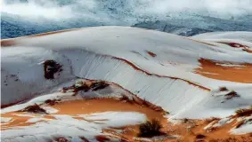  ?? (foto Sekkouri) ?? Sahara Immagini inconsuete ieri si sono viste in Algeria dove le dune del Sahara si sono imbiancate: fino a 40 centimetri di neve si sono depositati su vaste aree del deserto