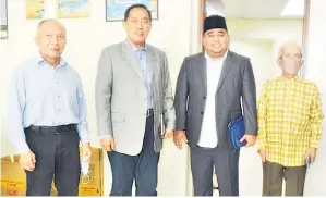  ?? ?? ALBUM: Sapawi (dua kiri) bersama Abdul Hakim, Hamzah dan Matin selepas bertemu pegawai dan kakitangan USIA kelmarin.