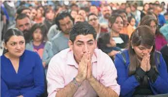  ?? DAVID WALLACE, THE ARIZONA REPUBLIC ?? People watch President Obama’s speech on immigratio­n rules in Phoenix on Nov. 20, 2014.