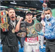  ?? ED MULHOLLAND / EFE ?? Campeón. Saúl `Canelo' Álvarez estuvo acompañado en la premiación por J Balvin (i).