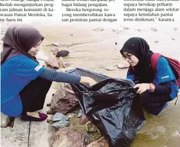  ??  ?? PESERTA program mengutip sampah di pesisiran Pantai Merdeka.