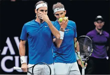  ??  ?? PAREJA EN LA LAVER CUP. Roger Federer y Rafa Nadal jugaron juntos un partido de dobles en Praga.