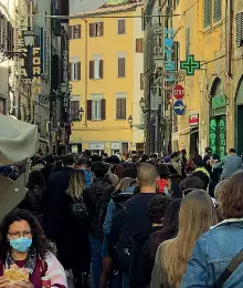  ??  ?? A pranzo
La coda di ieri in via dei Neri che ostruiva perfino il passaggio