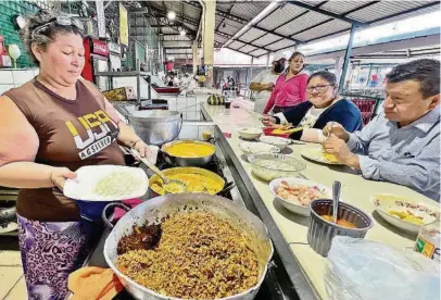  ?? CARLOS BARROS ?? kIsabel, en el Mercado Caraguay, comentó que no le subió el precio a sus productos porque después pierde clientela.