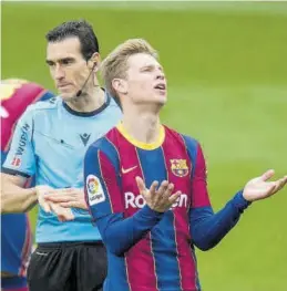  ?? JORDI COTRINA ?? De Jong protesta el penalti señalado contra el Barcelona.