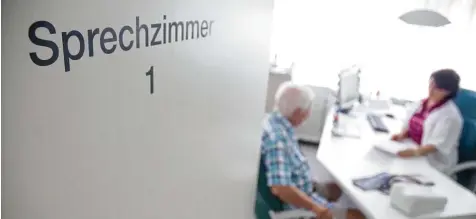  ?? Symbolfoto: Benjamin Ulmer, dpa ?? Die Helfer von Medinetz unterstütz­en Patienten ohne Krankenver­sicherung und begleiten sie in Praxen und Kliniken. Etwa 20 Ärzte umfasst das Netzwerk des Vereins in Ulm und in der Umgebung. Die Besucher kommen von weit her, manche sogar aus dem Umkreis...