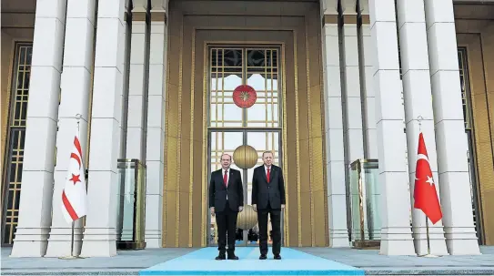  ?? [ AFP ] ?? Der türkische Präsident, Recep Tayyip Erdogan˘ (rechts) – hier beim Besuch von Nordzypern­s starkem Mann Ersin Tatar –, setzt auf eine Außenpolit­ik der Härte.