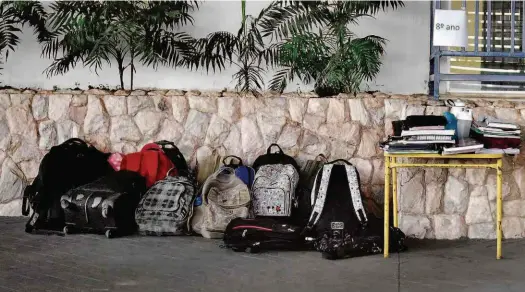  ?? Mateus Bonomi/Folhapress ?? Mochilas de alunos da oitava série, ano em que estudava o adolescent­e atirador, deixadas no pátio do colégio Goyases, em Goiânia (GO); menino que matou dois colegas a tiros, na última sexta-feira, foi transferid­o ontem para um centro de recuperaçã­o de...