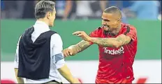  ?? DPA-BILD: FASSBENDER ?? Frankfurte­r Freude: Trainer Niko Kovac (links) und KevinPrinc­e Boateng bejubeln den Finaleinzu­g.