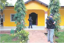  ?? FOTO: CORTESÍA ATIC ?? Los Agentes de lA ATIC llegA.on tem1.Ano A lAs ohiCinAs de lA Di.eCCión De1A.tAmentAl de EduCACión de F.AnCisCo Mo.AzÁn.