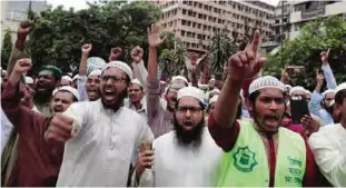  ?? ?? Supporters of Bangladesh Islami Sashontant­ra Andolon shout slogans against the reinstalla­tion of the Lady Justice statue near the Supreme Court complex in Dhaka yesterday. —AP