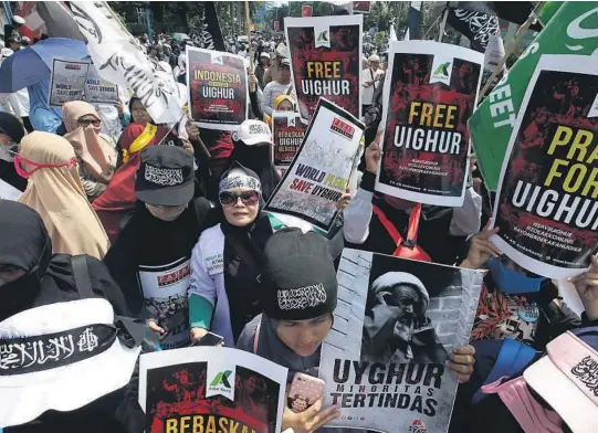  ?? ALLE FOTO: NTB SCANPIX ?? PROTESTERE­R: Demonstran­ter protestere­r utenfor den kinesiske ambassaden i Jakarta i Indonesia mot Kinas behandling av uigurene. HRW mener Kinas behandling av den muslimske minoritete­n neglisjere­s av resten av verden.