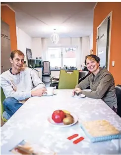  ??  ?? Klaus Rennert-Zentis und Brigitte Rennert trinken nachmittag­s gerne einen Kaffee zusammen.