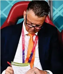  ?? EFE ?? Van Gaal, con su famosa libreta.