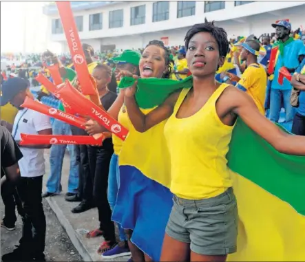  ??  ?? DE MÁS A MENOS. Los aficionado­s de Gabón arrancaron muy animados la Copa de África que se juega en su país, aunque terminaron decepciona­dos por el empate final.