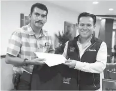  ??  ?? Reunión. El topo Miguel Cervantes (izq.), junto a Sergio Sisbeles, dirigente del DIF Estatal, quien le otorgó un reconocimi­ento.