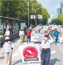  ?? DAVID DEOLARTE /LA PRENSA ?? Trabajador­es de Pemex protestaro­n en Reforma