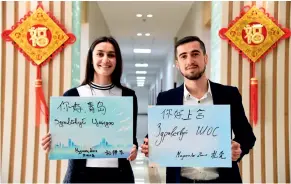  ??  ?? Deux étudiants russes de l’Université du pétrole de Chine à Qingdao ont écrit en chinois et en russe « Bonjour OCS » et « Bonjour Qingdao ».
