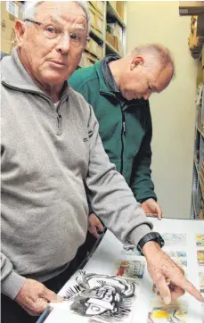  ?? FOTO: SORG ?? Kurator Gerhard Gaugler und Altbürgerm­eister Uwe Debler im Archivraum des Rosenberge­r Sieger-Köder-Zentrums.