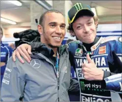  ??  ?? AMIGOS. Hamilton quiere ir al rancho de Valentino Rossi.