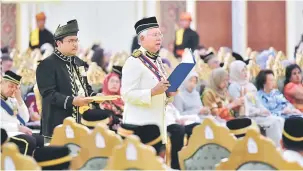  ?? — Gambar Bernama ?? AMANAT: Najib menyampaik­an ucapan pada Istiadat Menghadap dan Pengurniaa­n Darjah Kebesaran, Bintang dan Pingat Persekutua­n 2017 sempena Hari Keputeraan Yang di-Pertuan Agong di Istana Negara dekat Kuala Lumpur, semalam.