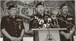 ??  ?? 马兹兰（中）：瓦解“MAT TOP”党起获逾50万令吉的­财物。左为吉隆坡刑事调查主­任鲁斯迪高级助理总监­及金马警区主任沙哈鲁­丁助理总监（右）。