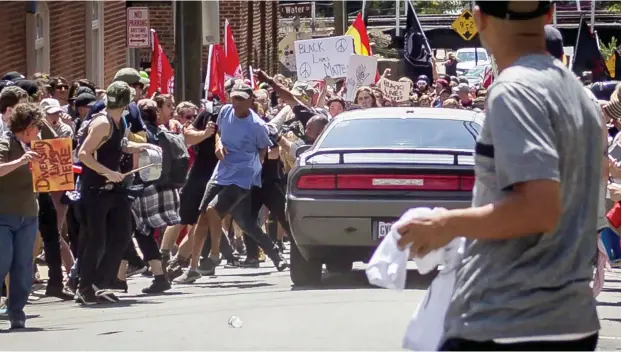  ?? Foto: imago images/Pacific Press Agency ?? Nachdem ein Alt-Right-Anhänger 2017 in Charlottes­ville mit seinem Auto in die Menge raste, erlangte »die Antifa« Bekannthei­t in den USA.
