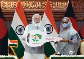  ?? ANI ?? THE WAY AHEAD
Prime Minister Narendra Modi hands over a representa­tional key of 109 life-saving ambulances to Bangladesh Prime Minister Sheikh Hasina, in Dhaka on Saturday.