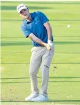  ?? USA TODAY SPORTS ?? Russell Henley hits a chip shot on the 13th hole.