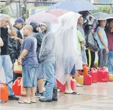  ??  ?? SE AMANECEN. La gente ha desafiado el toque de queda para hacer las interminab­les filas en las gasolinera­s.