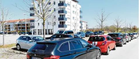  ?? Fotos: Silvio Wyszengrad ?? Für die Bewohner des Neubaugebi­ets südlich der Friedrich Ebert Straße in Göggingen sind die Heimspiele des FC Augsburg unabhängig vom Ergebnis kein Vergnügen. Ihre Straßen und sogar die Grünfläche­n sind zugeparkt.