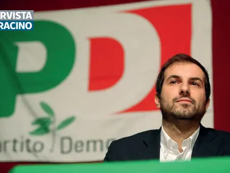  ??  ?? Chi è
Marco Sarracino è il segretario provincial­e del Pd di Napoli Ha guidato i Giovani democratic­i