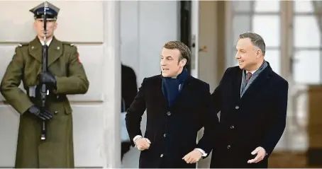  ?? FOTO REUTERS ?? Partnerstv­í. Francouzsk­ý prezident Emmanuel Macron (vlevo) v Polsku nešetřil lichotkami. Na snímku se svým polským protějškem Andrzejem Dudou.